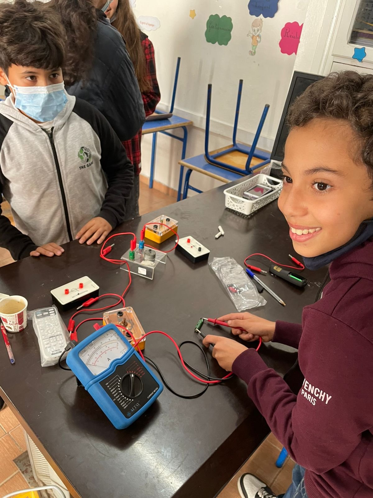 Activité expérimentale sur la mesure de la tension et l’intensité qui circule dans un circuit électrique — Écoles Privées L'Union Casablanca